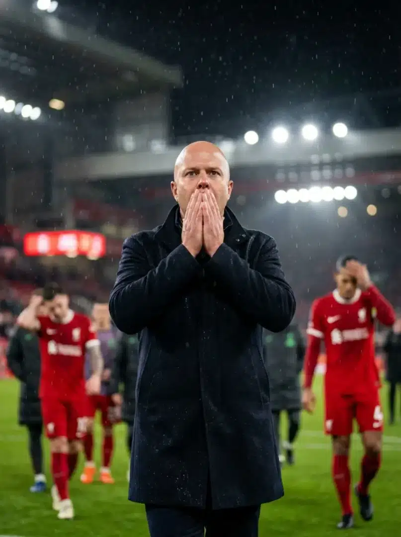 Arne Slot a Liverpool menedzsere csalódott arccal áll az oldalvonalnál a PSV elleni 1-4-es vereség során