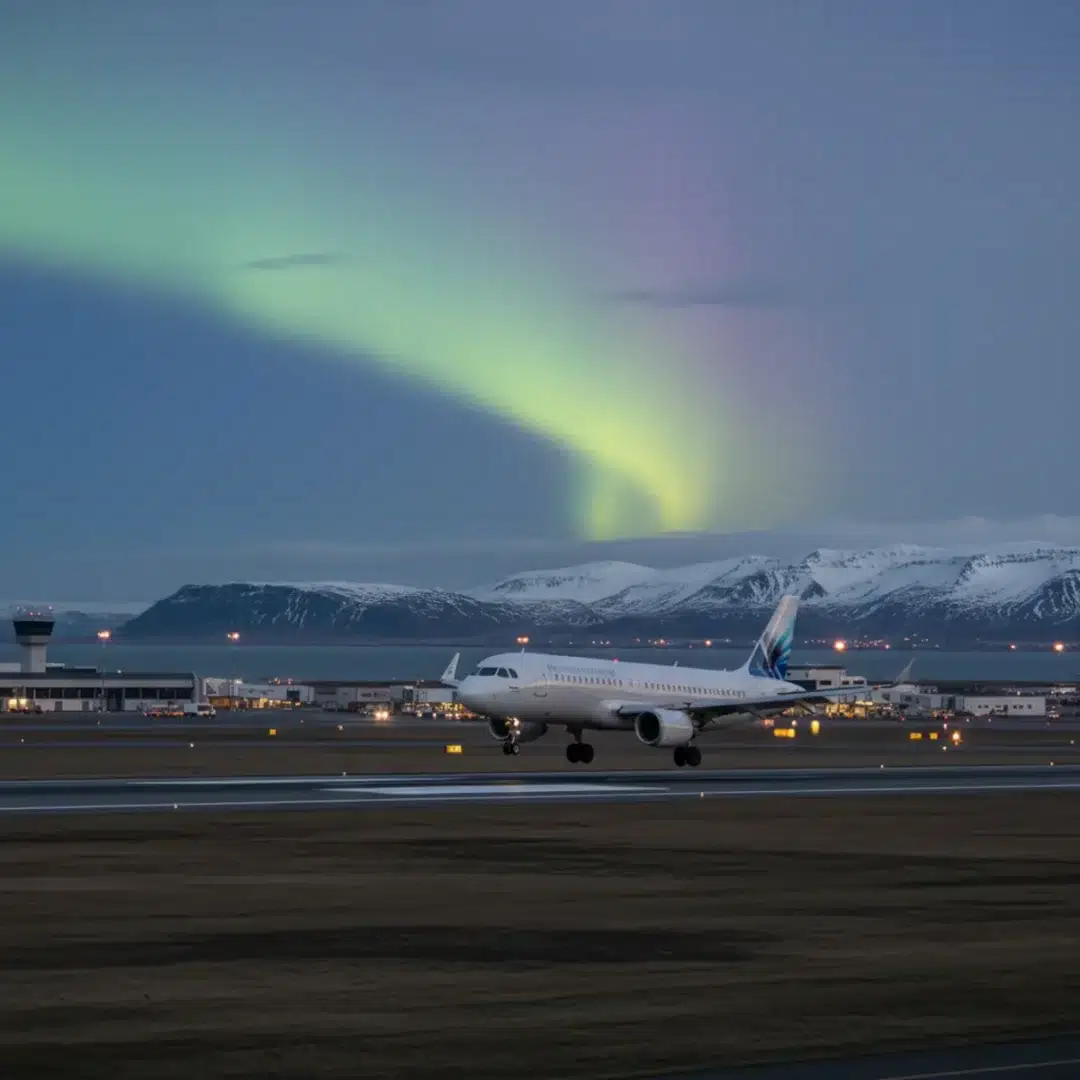 Szerkesztőségi fotó, amely semlegesen ábrázolja Orbán Viktor Wizz Air gépét, amint Izlandon landol.