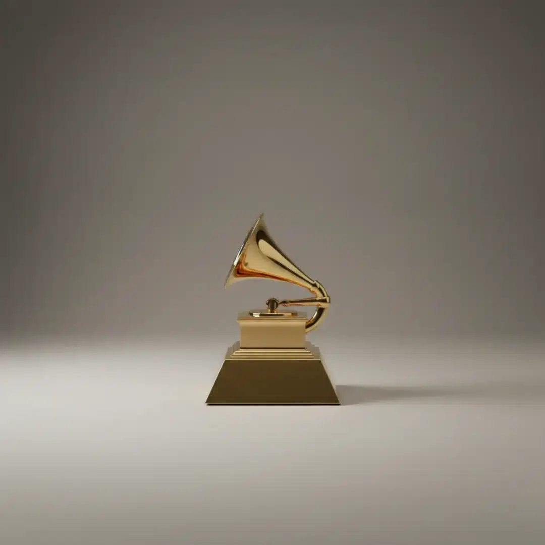 Az arany Grammy-díj szobor egy letisztult, modern háttér előtt áll