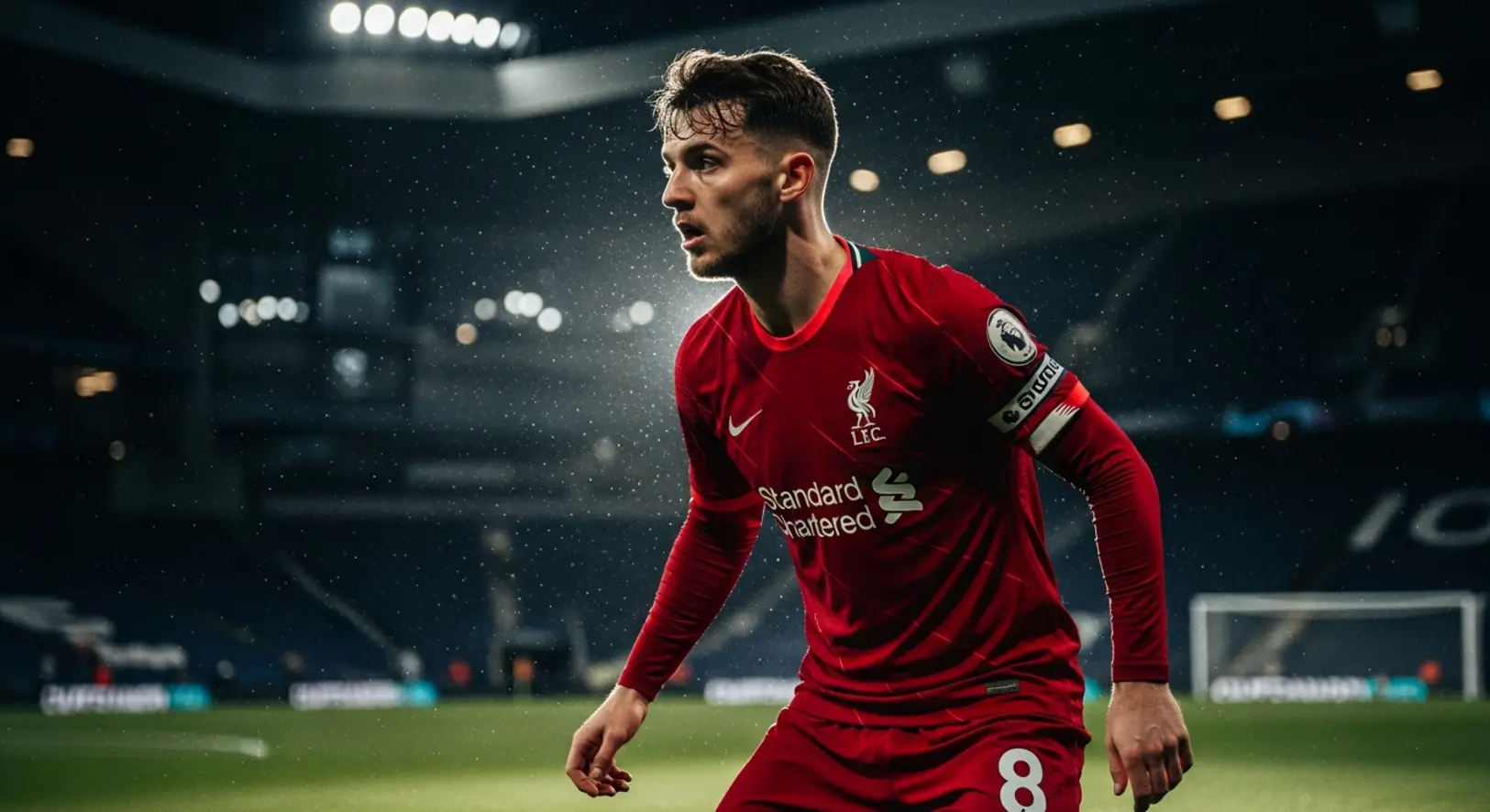 Szoboszlai Dominik Liverpool mezben a pályán, háttérben a Tottenham stadionjának fényei